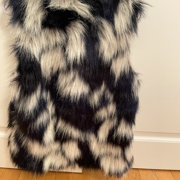 Faux Fur Vest - Picture 2 of 6
